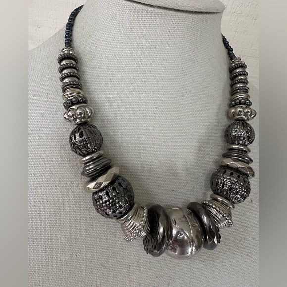 Large chunky silvertone bead statement necklace - Picture 3 of 6